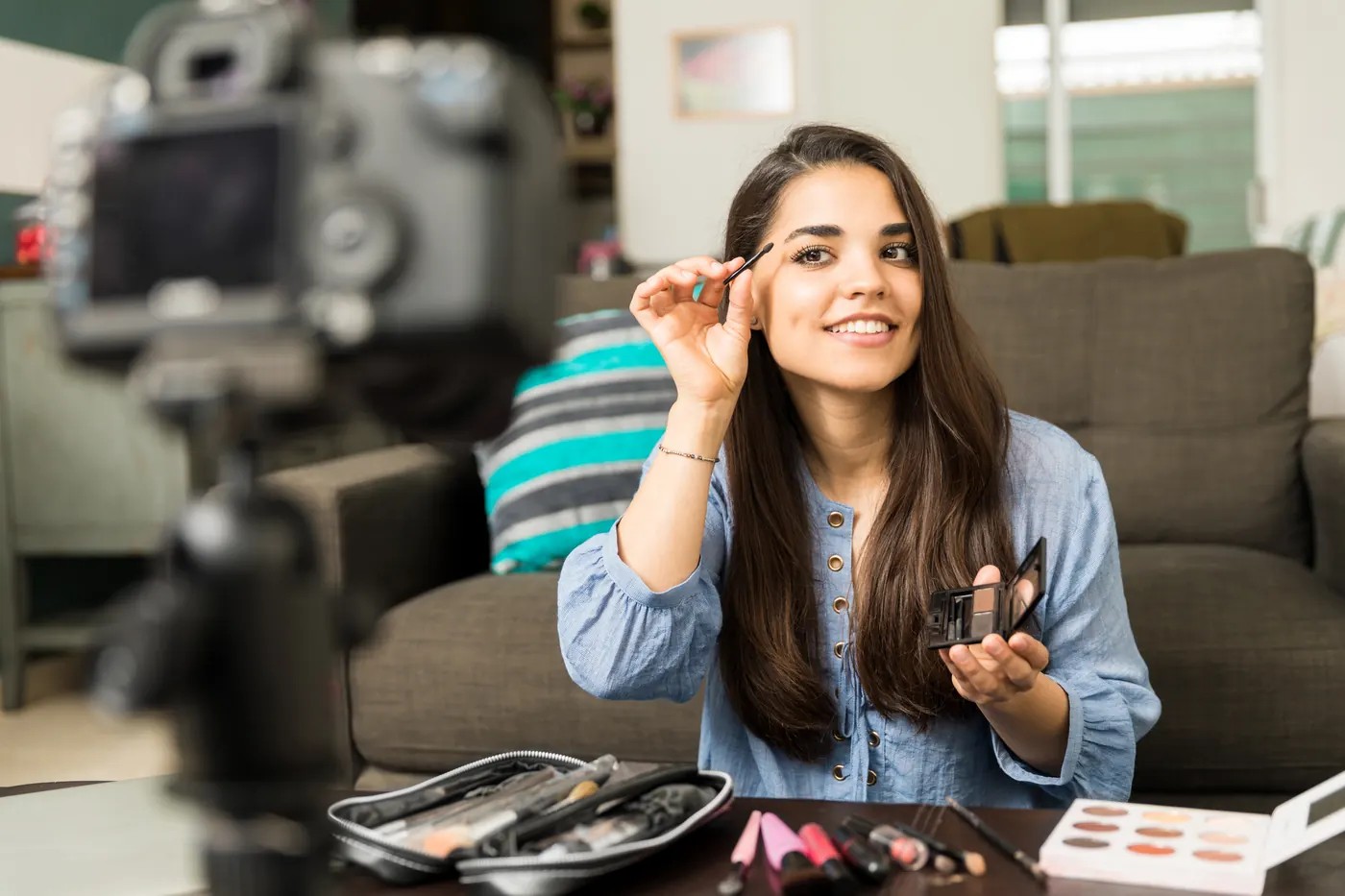 Emprendedora grabando un video de belleza