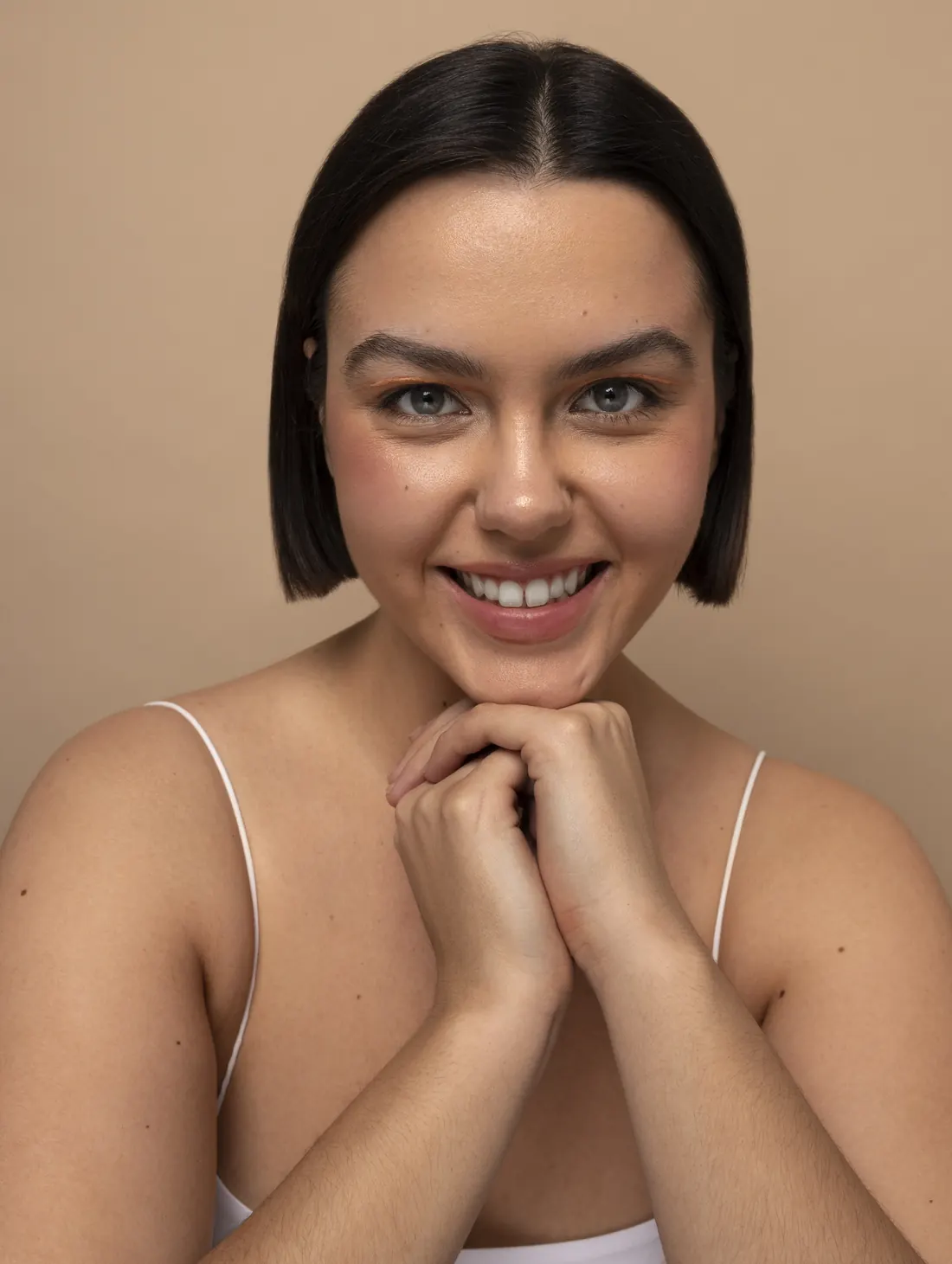 Mujer sonriente con la piel cuidada